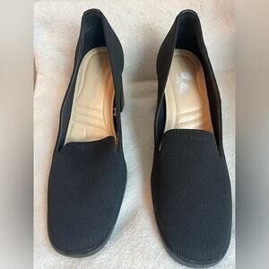 Adrienne Vittadini size 8.5 Black Mesh Pumps